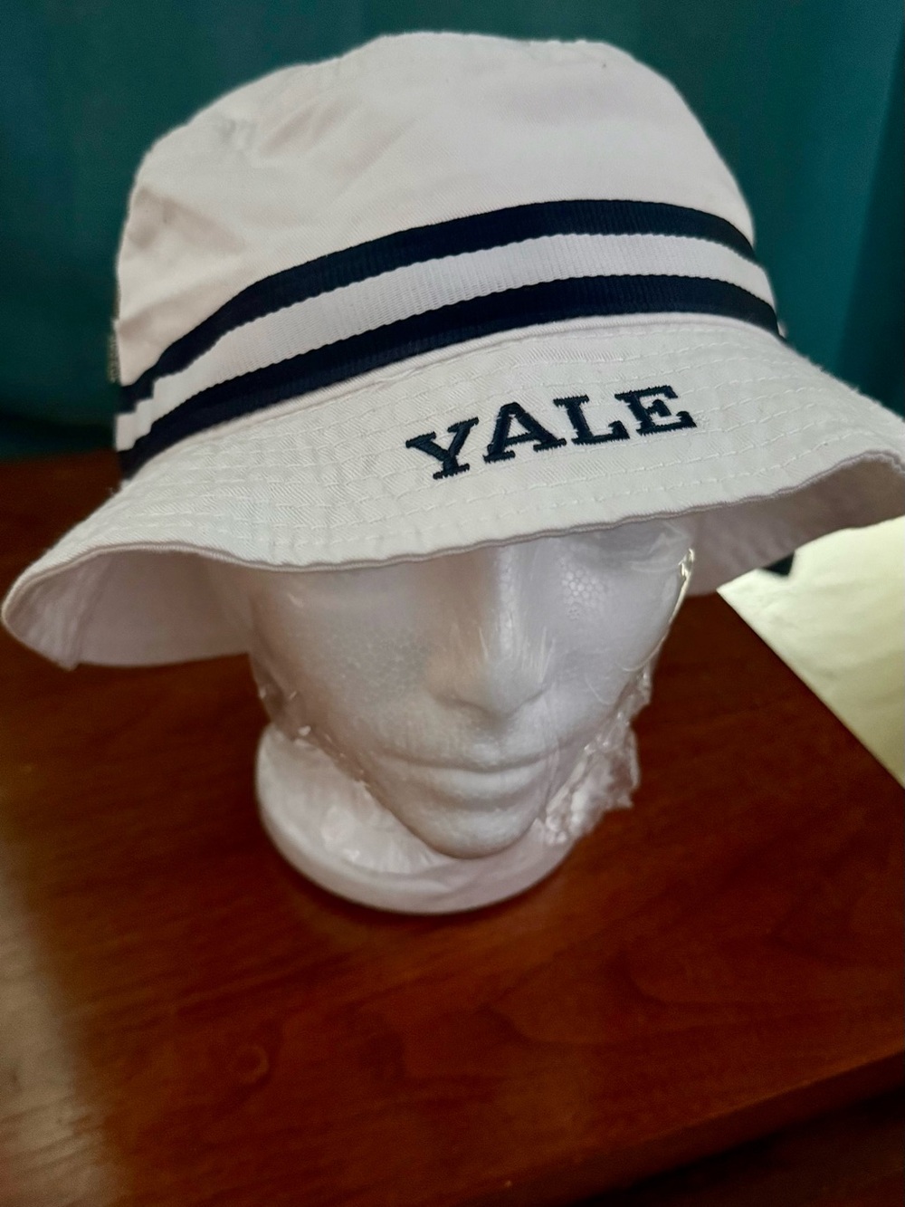 “NWT” unworn Yale University White & Navy Legacy brand Bucket Hat